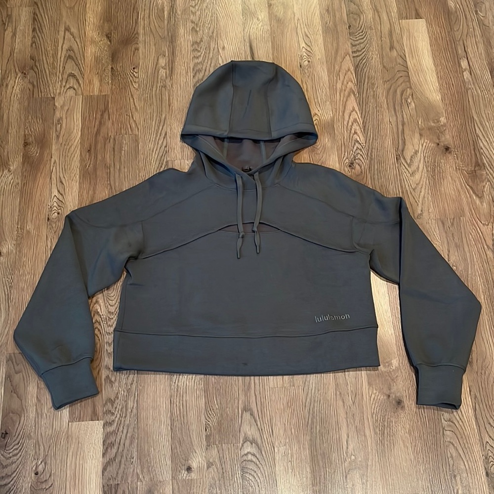 Lululemon Get Centred Crop Hoodie Size 6 in Grey Sage